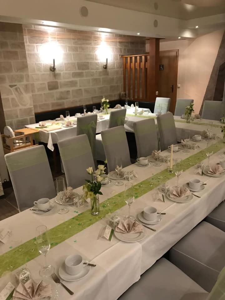 Liebevoll dekorierte Festtafel