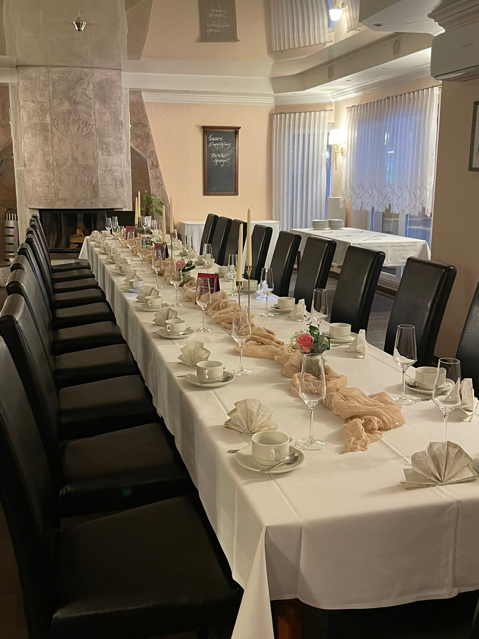 Lange Festtafel im stimmungsvollen Saal