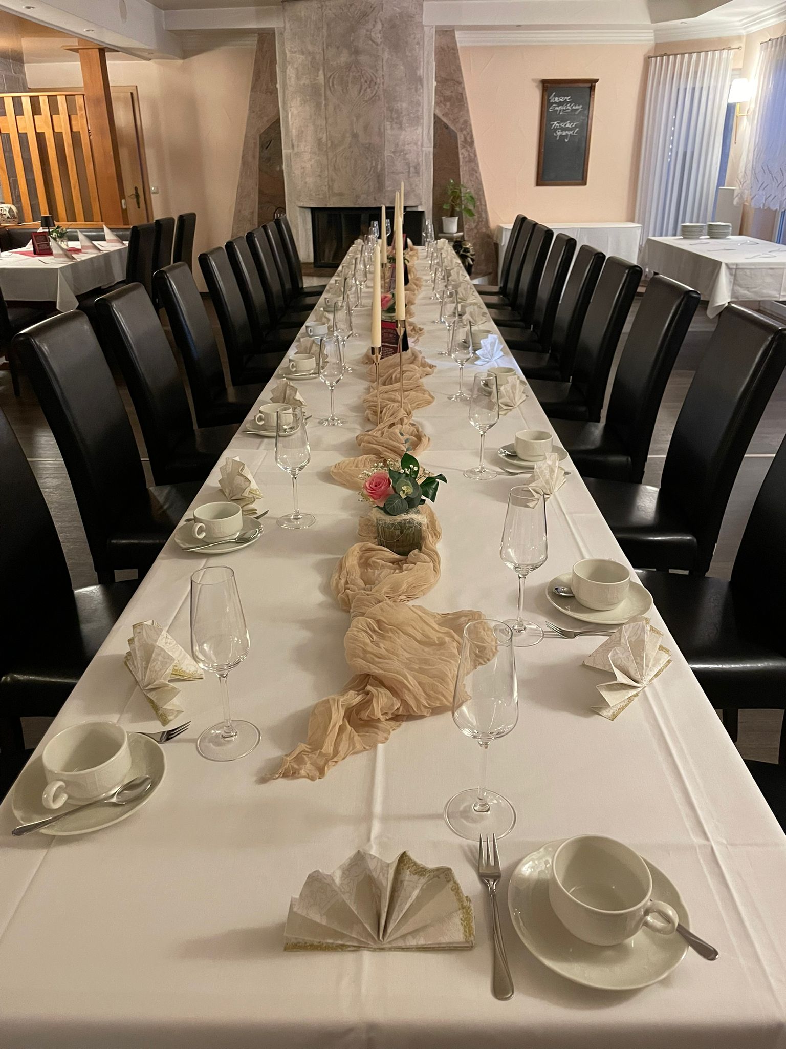 Liebevoll eingedeckte Tafel mit Rosen und Tischläufer