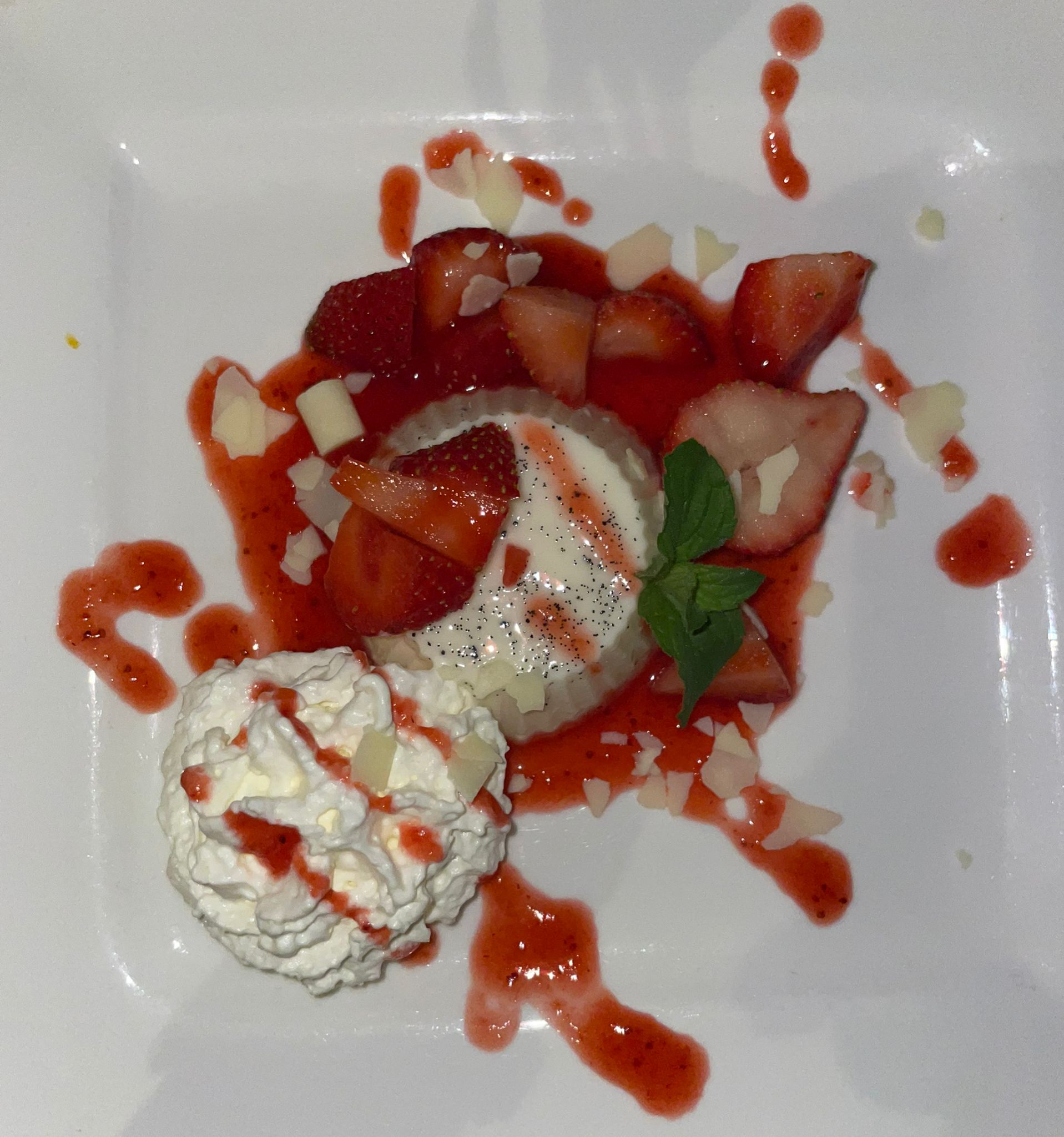 Panna cotta mit frischen Erdbeeren