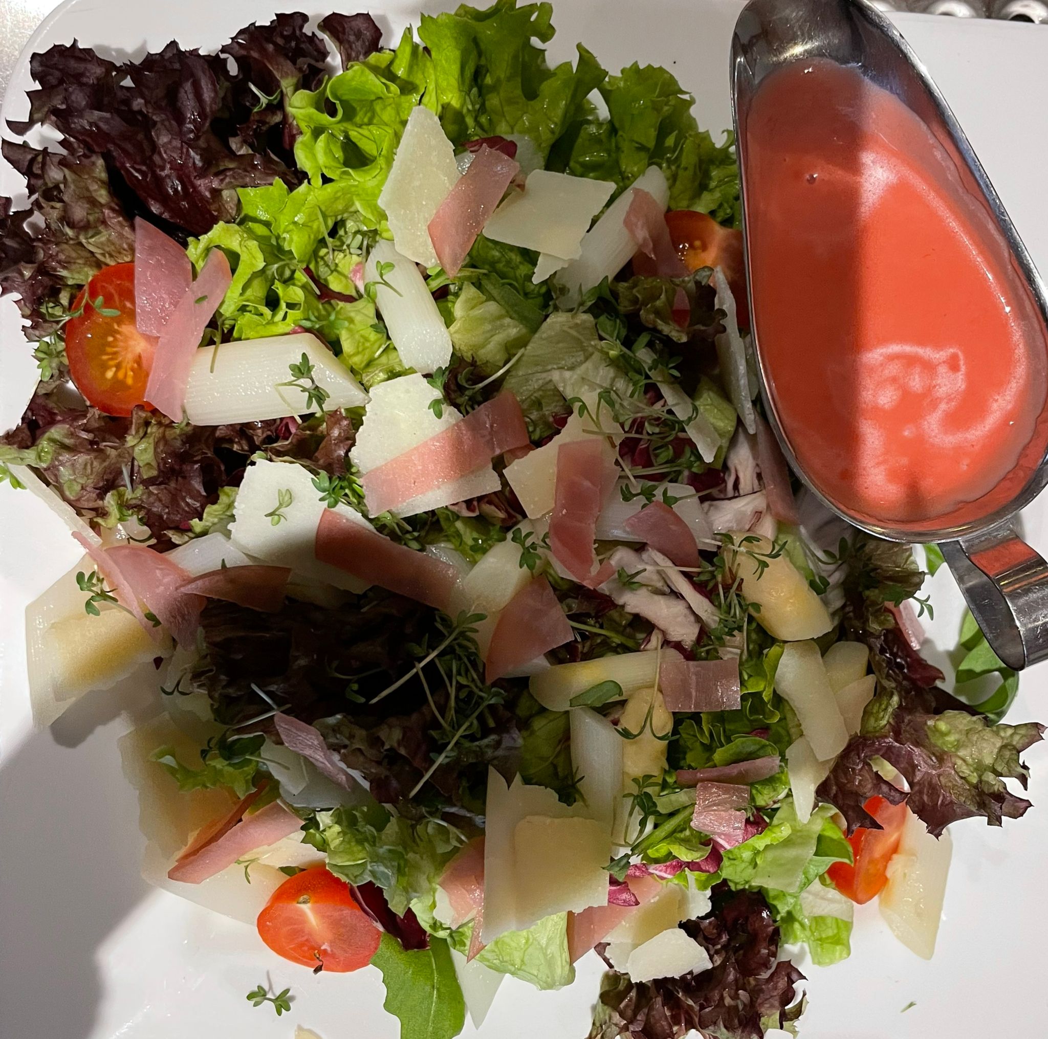 Frischer Blattsalat mit Schinken, Parmesan und Erdbeer-Dressing