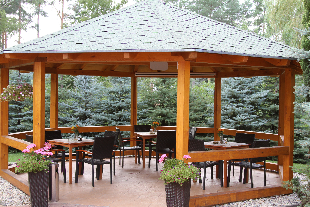 Gemütlicher Pavillon im Grünen