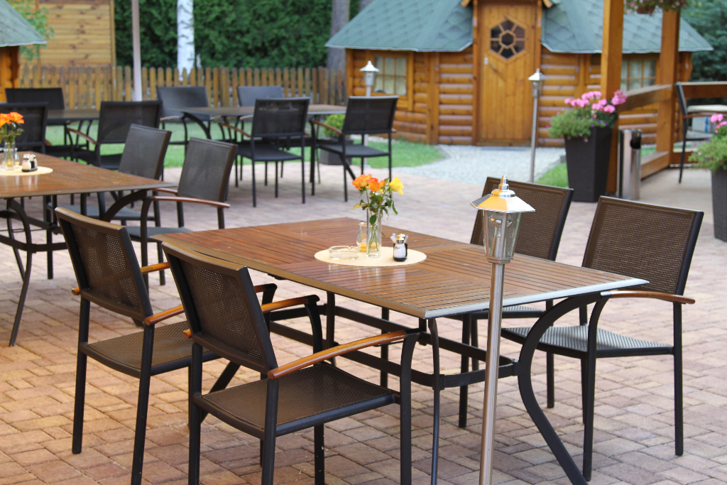 Überdachte Terrasse mit Blick zur Grillkota